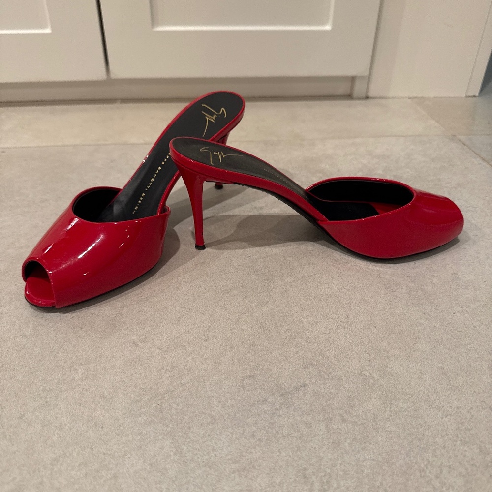 High heels lady’s shoes